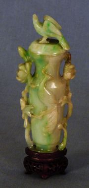 Vaso chino tallado en  jadeita  con tapa y base de madera tallada