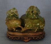 Adorno de raiz de esmeralda china, doble recipiente cons sus tapas y su base de madera tallad