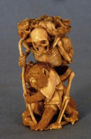 Talla marfil mono con esqueleto