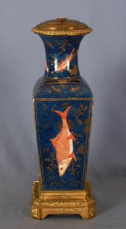Lampara china de porcelana, decoracin de pez., base de bronce. Con pantalla