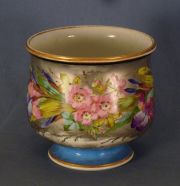 Vaso de porcelana europea pintada con flores polcromas.