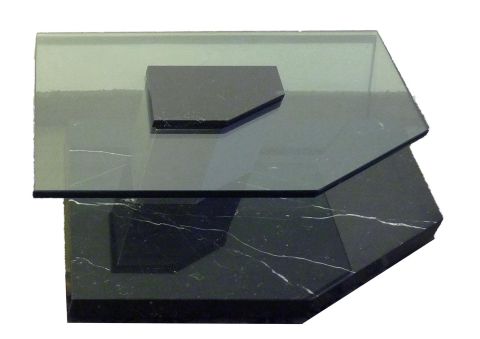 Mesa centro cuadrada en chanfle, diseo, tapa de vidrio ahumado con base de mrmol negro. Restaurada