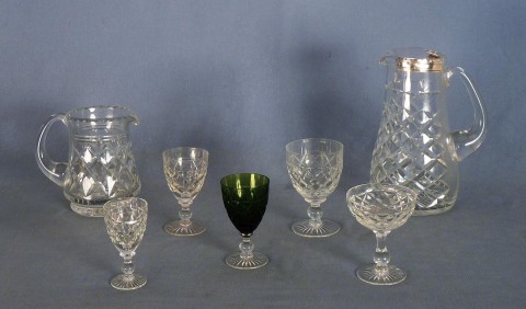 Juego de copas de Wright talladas: 18 agua; 15 vino tinto (1 rest.); 18 verdes; 10 Champ; 12 Licor; 2 jarras