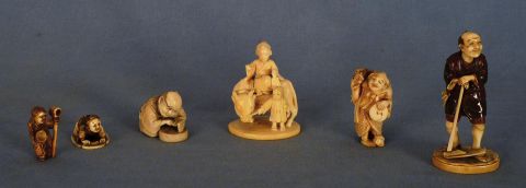 Seis miniaturas de marfil: Labrador; Mujer sobre buey; Hombre con tambor y mono; Tallador; Mujer orando; Hombre con cazo