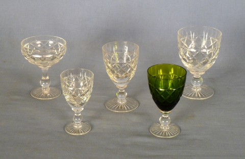 Juego de copas de Wright talladas: 18 agua; 15 vino tinto (1 rest.); 18 verdes; 10 Champ; 12 Licor; 2 jarras