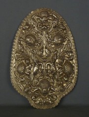 Placa ornamental de plata con figuras de aves y frutos.