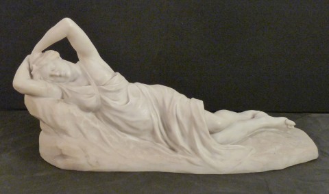 Bezner; Mujer recostada, escultura de mrmol blanco, pie con roturas.