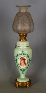 Lmpara de opalina a querosene, electrificada, celeste con reserva con busto femenino, con tubo y tulipa, pe