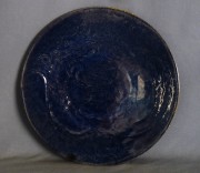 Plato de cermica azul esmaltado, decoracin de dragn.