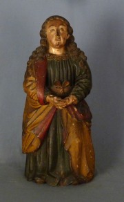Santa Lucia , talla de madera con pedestal dorado.
