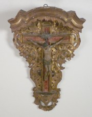 Cristo en nicho de madera dorado.