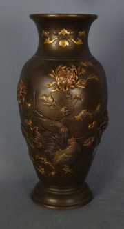 Vaso de Bronce japons con decoracion en relieve Perodo Meiji -45-