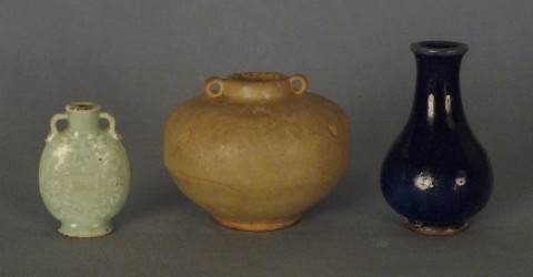 Grupo de tres piezas de porcelana y ceramica china -48-