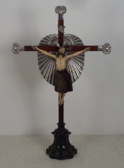 Crucifijo Altoperuano y cuatro tallas. Sin vitrina. Total 5 piezas.