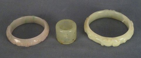 Grupo de dos pulseras de jade chino y un anillo de cazador chino to -49-