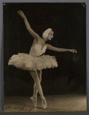 FOTOGRAFIA DE GRAN TAMAO, tomada por ANNEMARIE HEINRICH, Primera Bailarina TAMARA TOUMANOVA, firmada por la estrella de