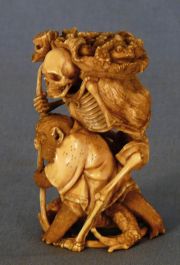 Figura de marfil tallado, Mono con esqueleto a cuestas. Restaurado.
