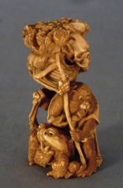 Figura de marfil tallado, Mono con esqueleto a cuestas. Restaurado.