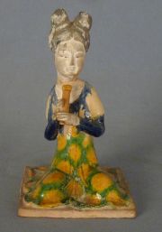Figura cermica china. Figura femenina con instrumento. Peq. desperfectos.