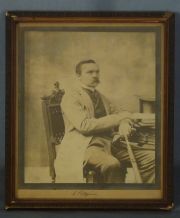 Foto Carlos Pellegrini sentado frente escritorio, inscripcin manuscrita con tinta C. Pellegrini.