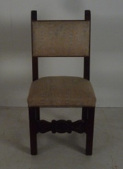 Doce sillas de comedor 4 tapizadas en tela bordeau y 8 crudas. Ex. Colecc. Laura Link. -74-