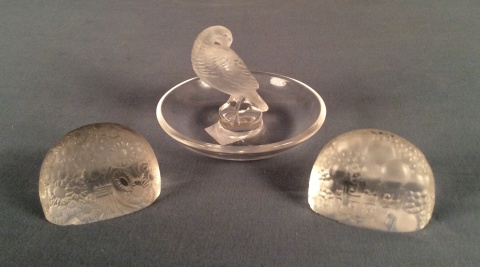 Tres piezas de vidrio Francs Lalique: despojador y dos porta Men.