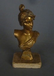 Villanis, Emmanuel, 'Alda', busto de bronce dorado. Alto: 22 cm.