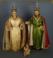 Jesus, Jos y Mara, tallas con sus vestimentas y 2 coronas.