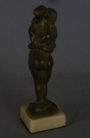 FABIAN GALDAMEZ. Enamorados, dos figuras de bronce, escultura con base de mrmol.