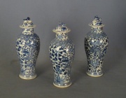 Tres Vasos chinos esmalte azul y blanco, cach. y restaurados
