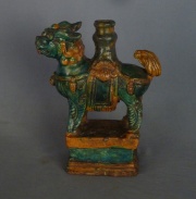 Quimera China, de cermica con esmalte verde y ocre, restaurada. Alto: 31,5 cm. Siglo XIX.