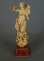 Mujer alada, escultura con faltantes, marfil -227-