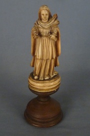 Santa, escultura de marfil, con averas y faltantes, con pie de madera -228-