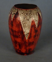 Vaso Art Deco, esmalte rojo con gajos -406-