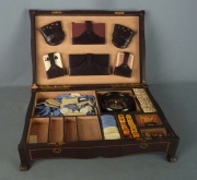 LOEWE. Importante caja de juego, de mesa, tapizada cuero de Rusia, fichas color. Barajas, tablero y trebejos. Espaa.