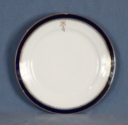 Tres platos porcelana Rusa, guarda azul.