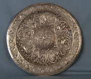 Plato circular plata repujada con decoracin de animales. -107-