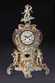 Reloj de porcelana Meissen, restaurado. Casc. .-40-