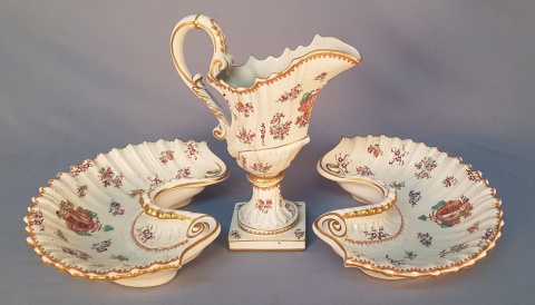 Tres piezas porcelana de Paris con escudo jarra restaurada y dos conchillas.