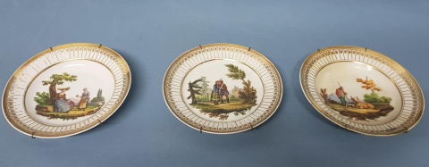 Tres platos de porcelana europea blanca pintados a mano, (1 restaurado).
