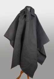 Poncho de Castilla negro. 105 x 165 cm. Etiqueta de Via Textil S.A.