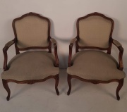Dos sillones estilo Luis XV. Tapizado beige.