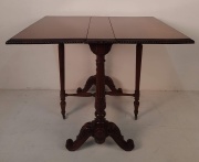 Sutherland Table (Pequea mesa de alas) inglesa, patas culminadas en roleos.