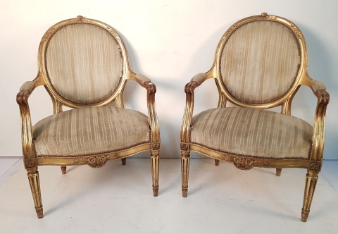 Dos sillones estilo Luis XV, patina dorada, restauros.