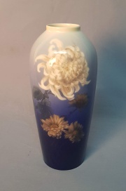 Vaso, porcelana Copenhagen Den Mark, azul con crisantemos. -12-