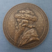 Medalla bronce 'Jean Gutemberg Inventeur, fda por Leon Deschamps. Presenta medio perfil de Gutemberg y la imprenta con