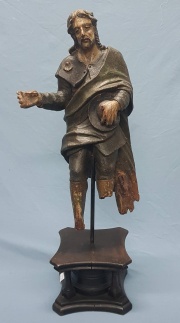SANTIAGO. Importante talla de madera del santo estucada y ploicromada, lleva capa de pelegrino y sombrero en su mano. Fa