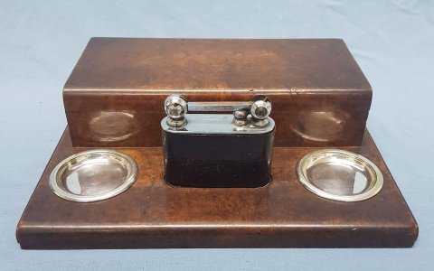 Cigarrera Art Deco Keller, caja de madera de raz, encendedor y ceniceros.