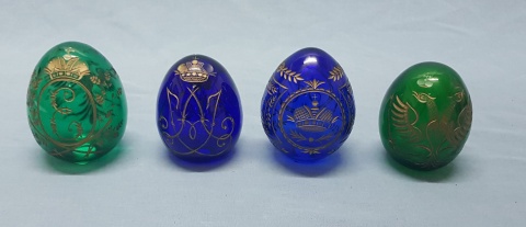 Huevos Ruso, verdes (1con averas) y azules.