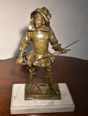 Vital Cornu (chapita). Francasse Salon de Bellas Artes. Mosquetero con espada empuadura curvada, escultura firmada. Bas